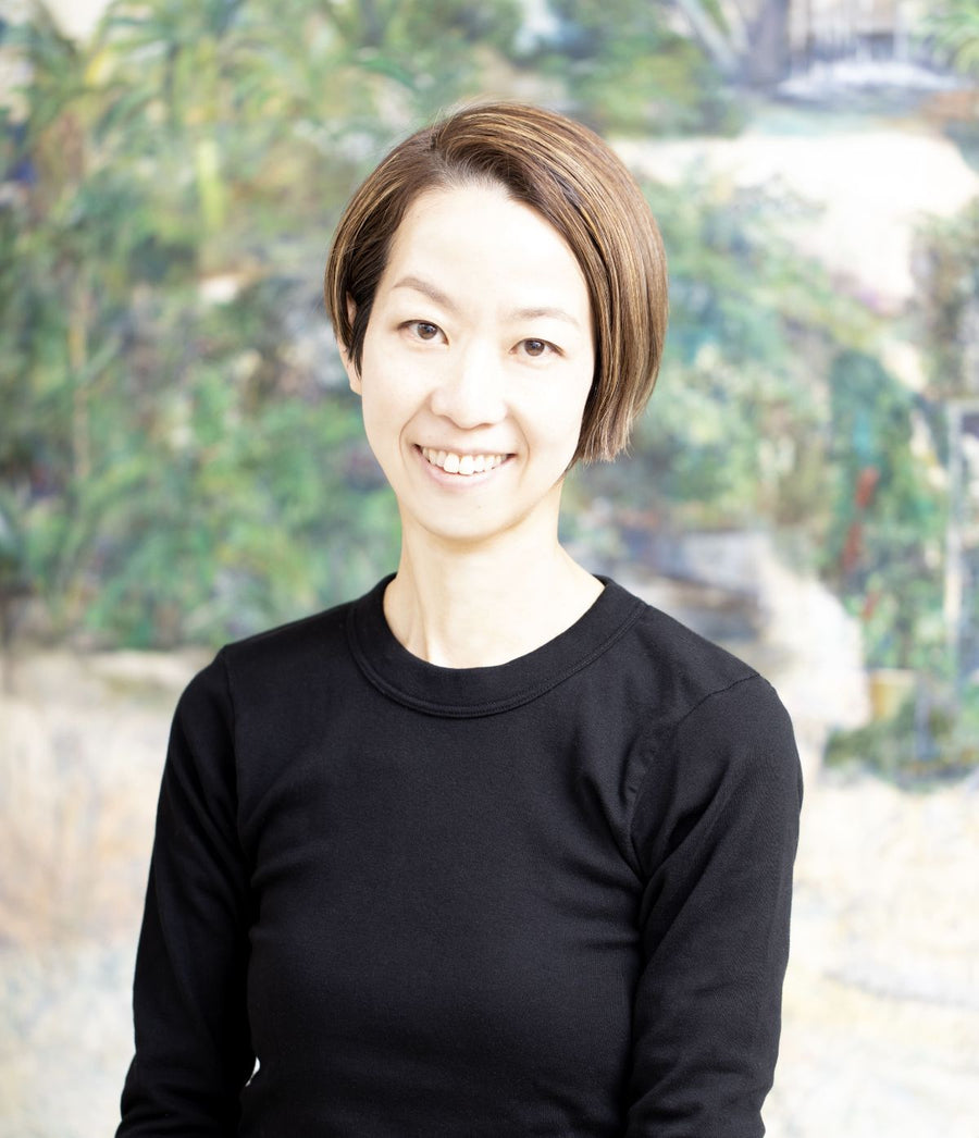 向こうの丘を眺める景色